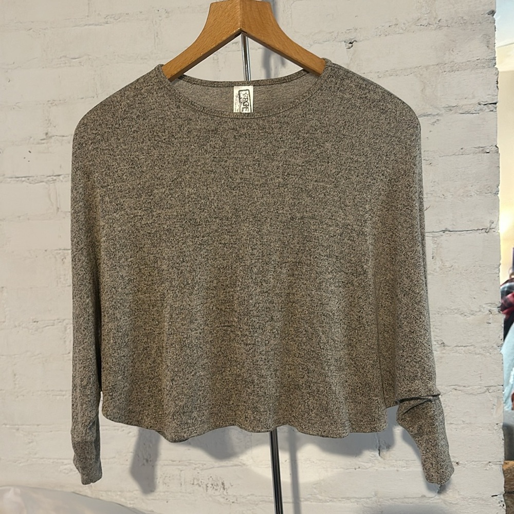 ERGE Designs Stretchy Batwing Heather Gray Top Size Small (Junior)